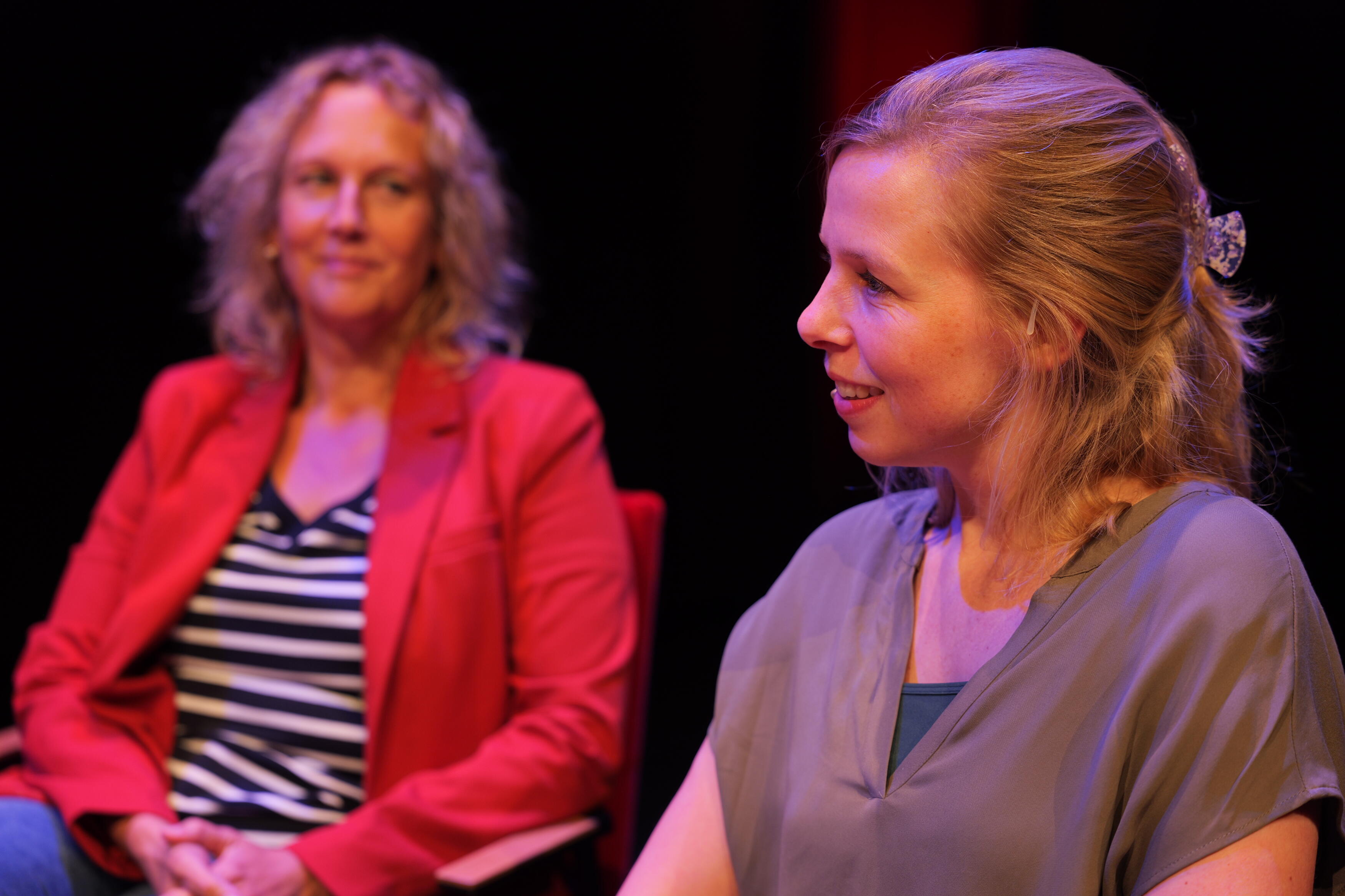 Neuroloog Eva Kingma (r) en Mathilde Spoelstra over 'Parkinson' ~ © Cees van der Boom