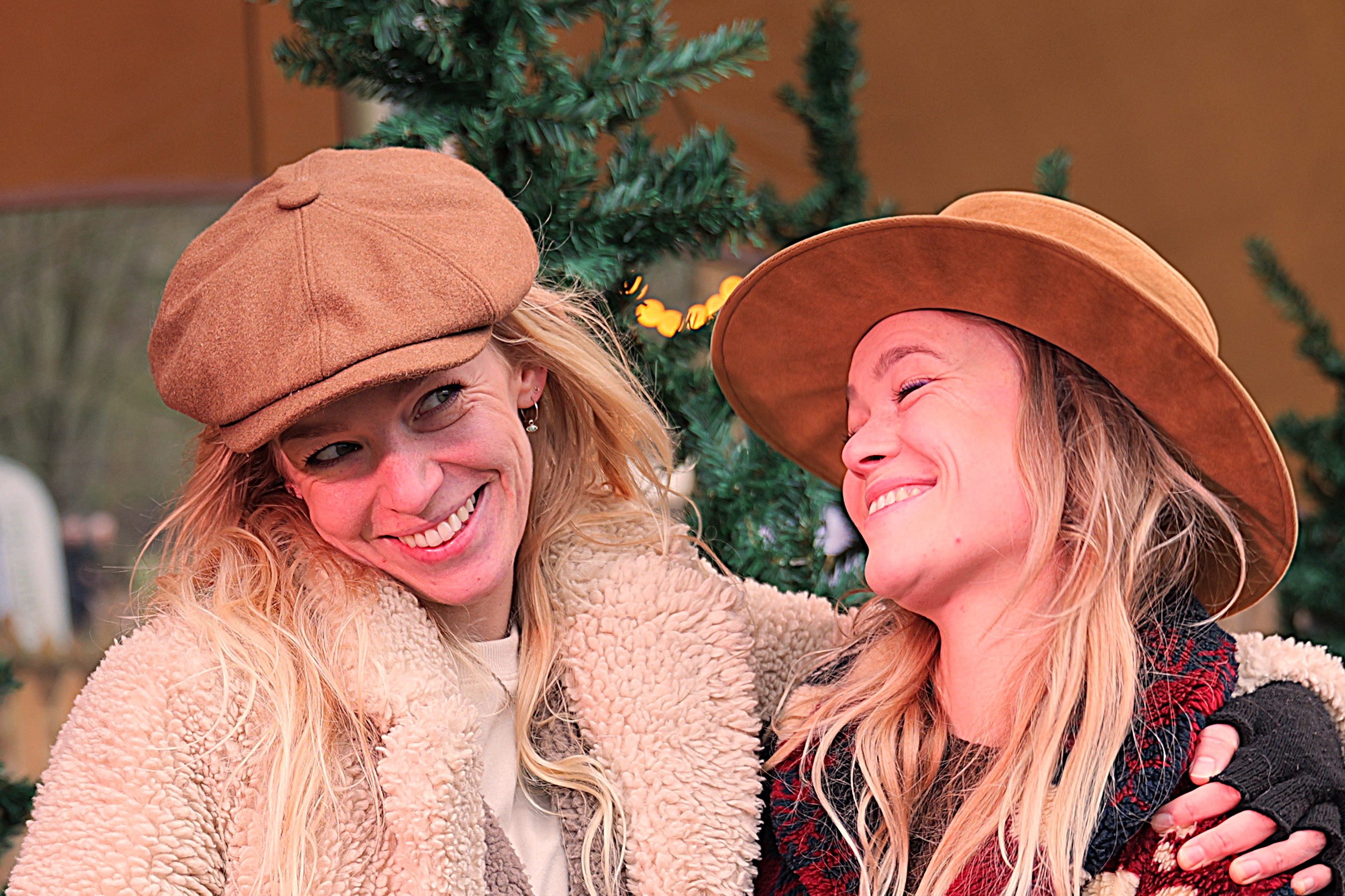 Musicians Anouk & Yora bij Charles Dickens-kerstmarkt ~ © Cees van der Boom